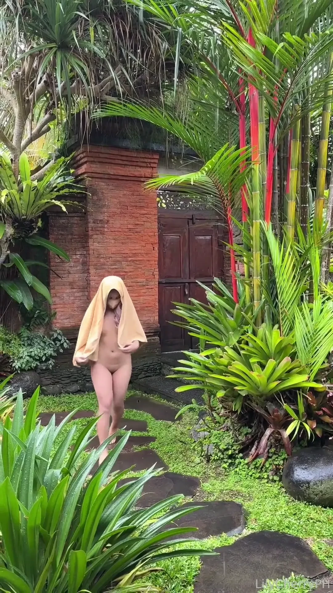 Letting the rain trace every curve as i make my way home after walking 