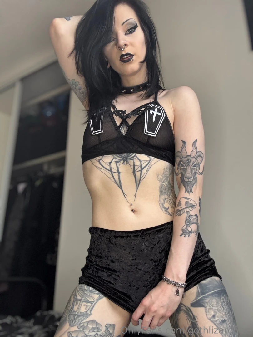 Short skirt and beautiful pussy views 