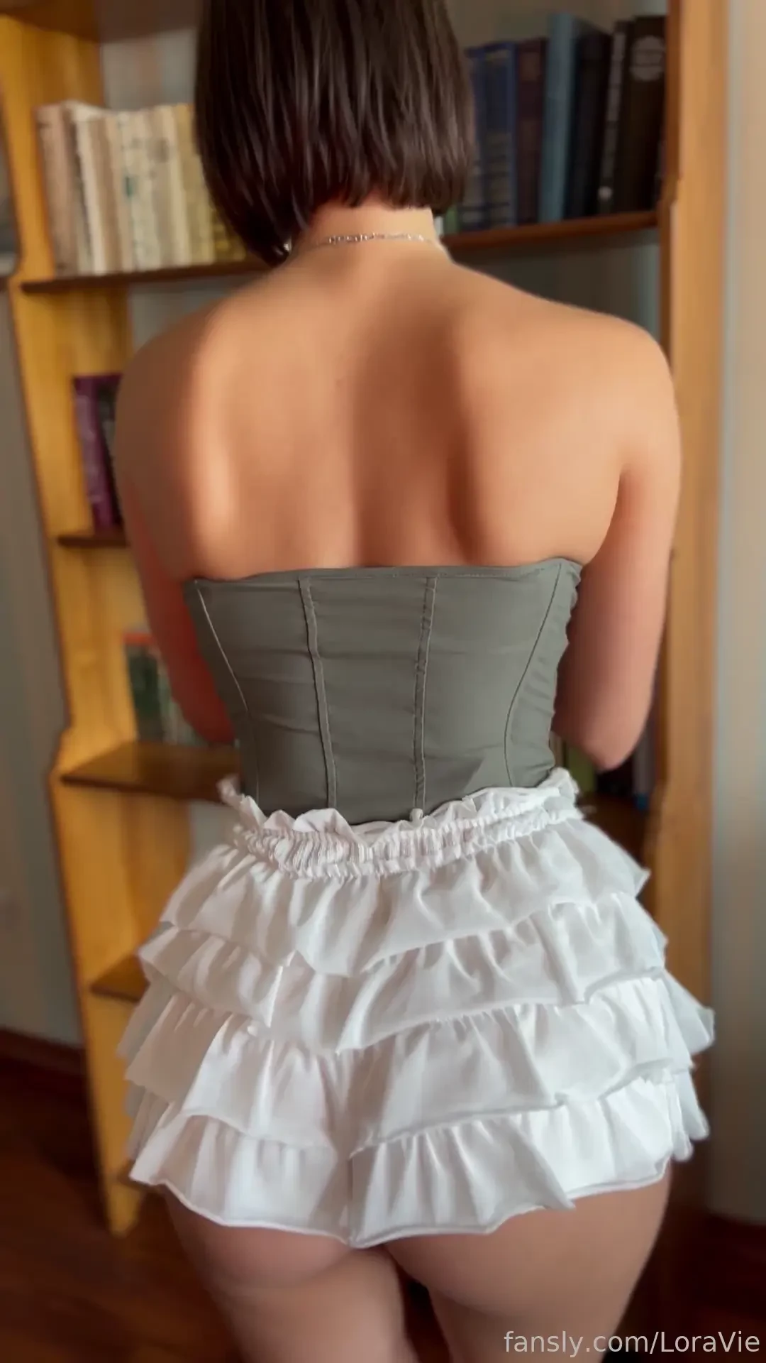 Front or back ass bigboobs bigtits tease shorthair shorts neck 