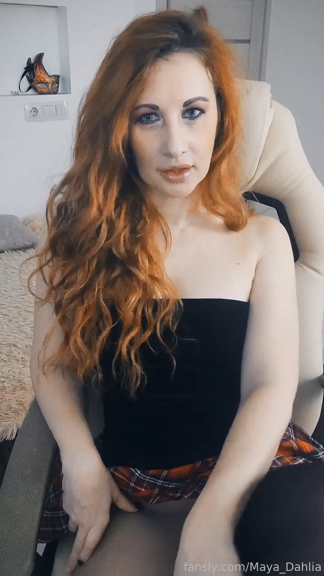 Kisses and hugs welcome to my page video teasing pantyhose 