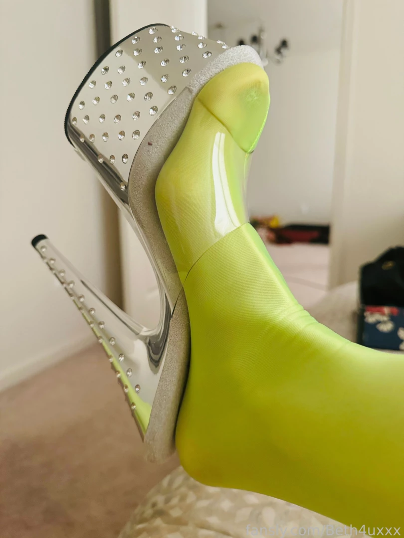 I dressed up in my lime green suspender pantyhose and did a photoshoot part 1 
