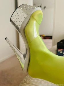 I dressed up in my lime green suspender pantyhose and did a photoshoot part 1