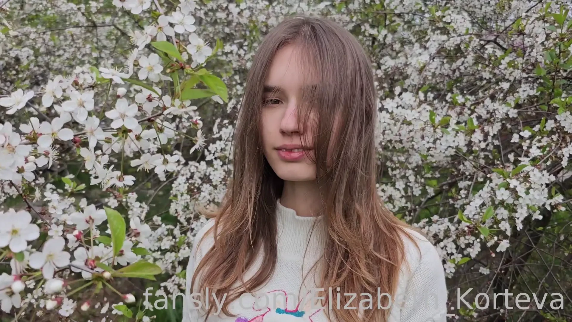 Peeping at the panties of a beautiful girl in the garden panties 