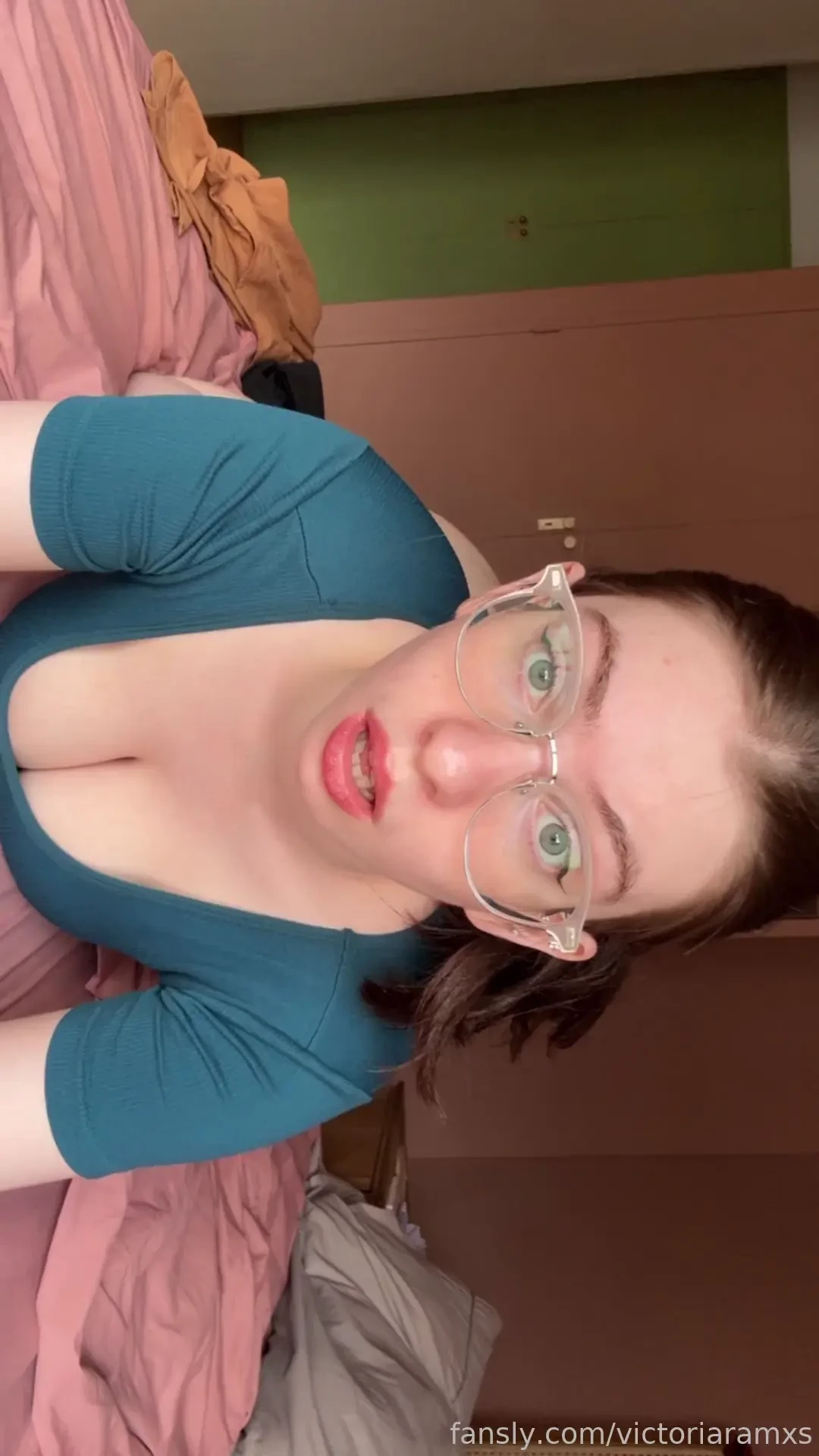 I m a little curious and you busty sexy cleavage bustybabe curvy 