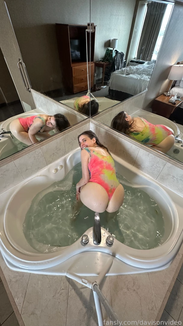 Jacuzzi bath bathing wet wetlook swimsuit milf mature ombre 