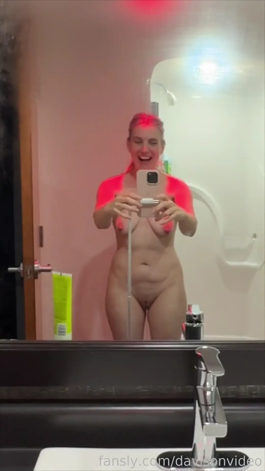 Watch me be delighted by a red redlight heatlamp in a hotel room heat 