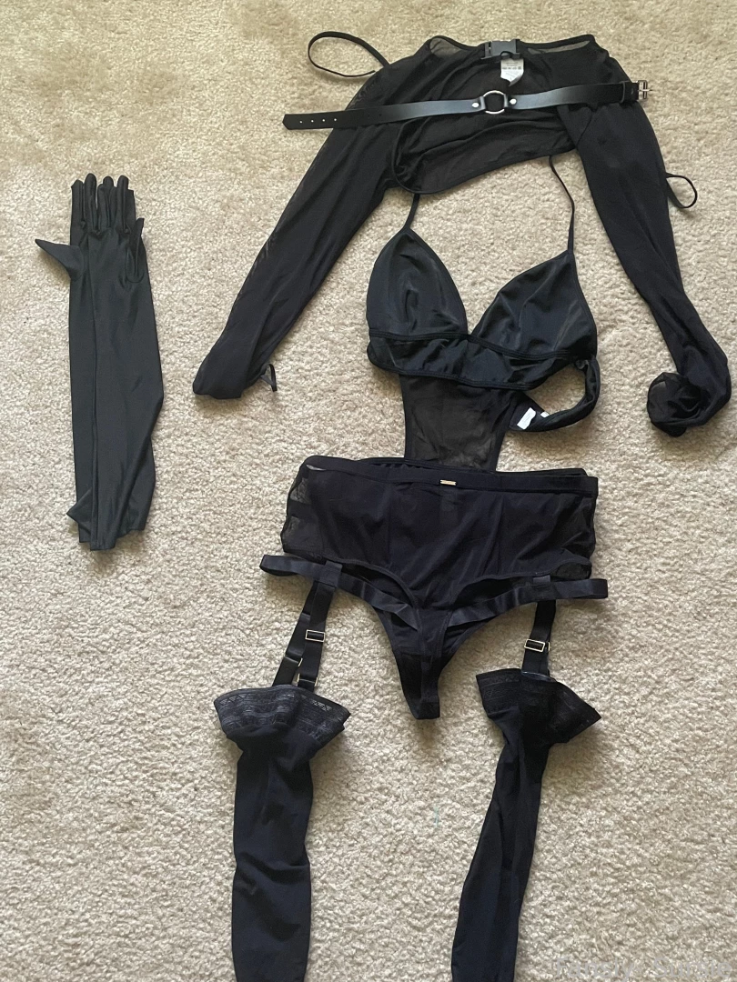 Outfit planning for dm exclusive content and future feed posts i got a 