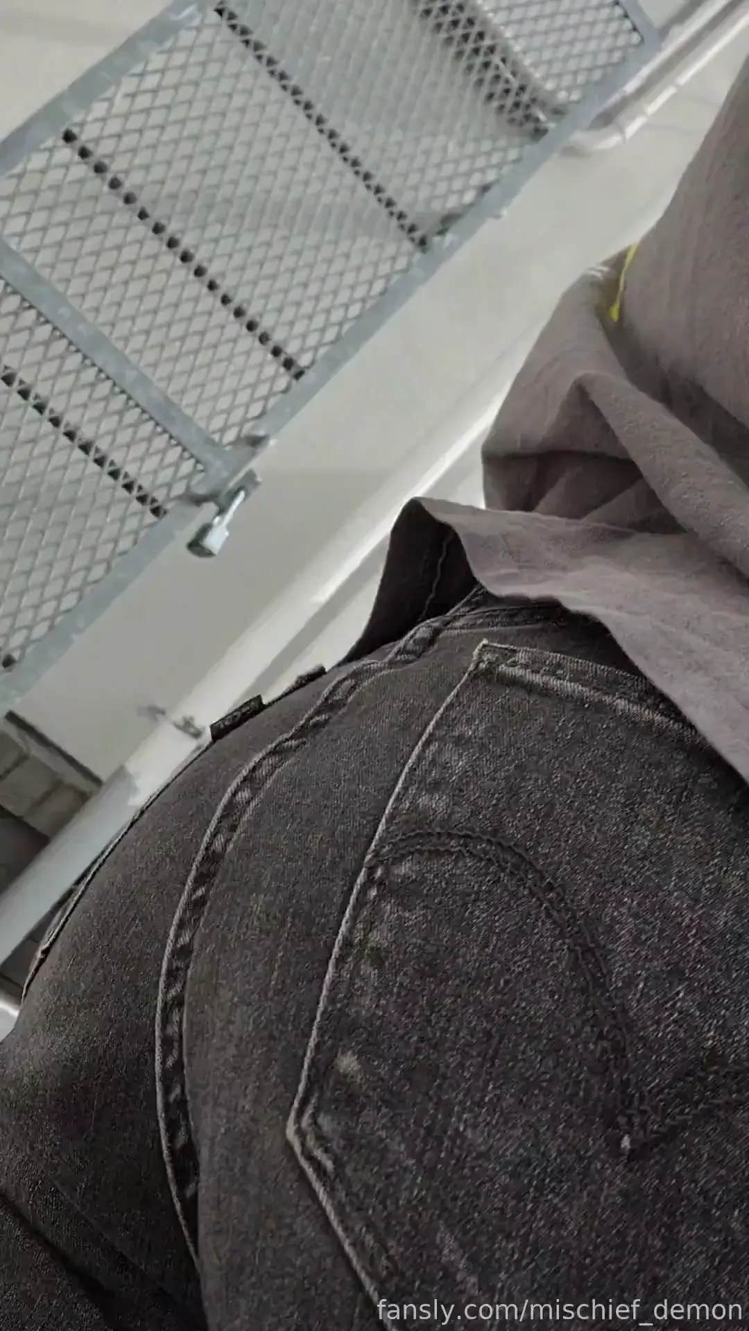 Farts i held in at werk 2day part 2 