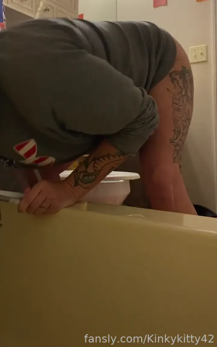 Trying to fill my pussy with water and fuck it out but not all the 