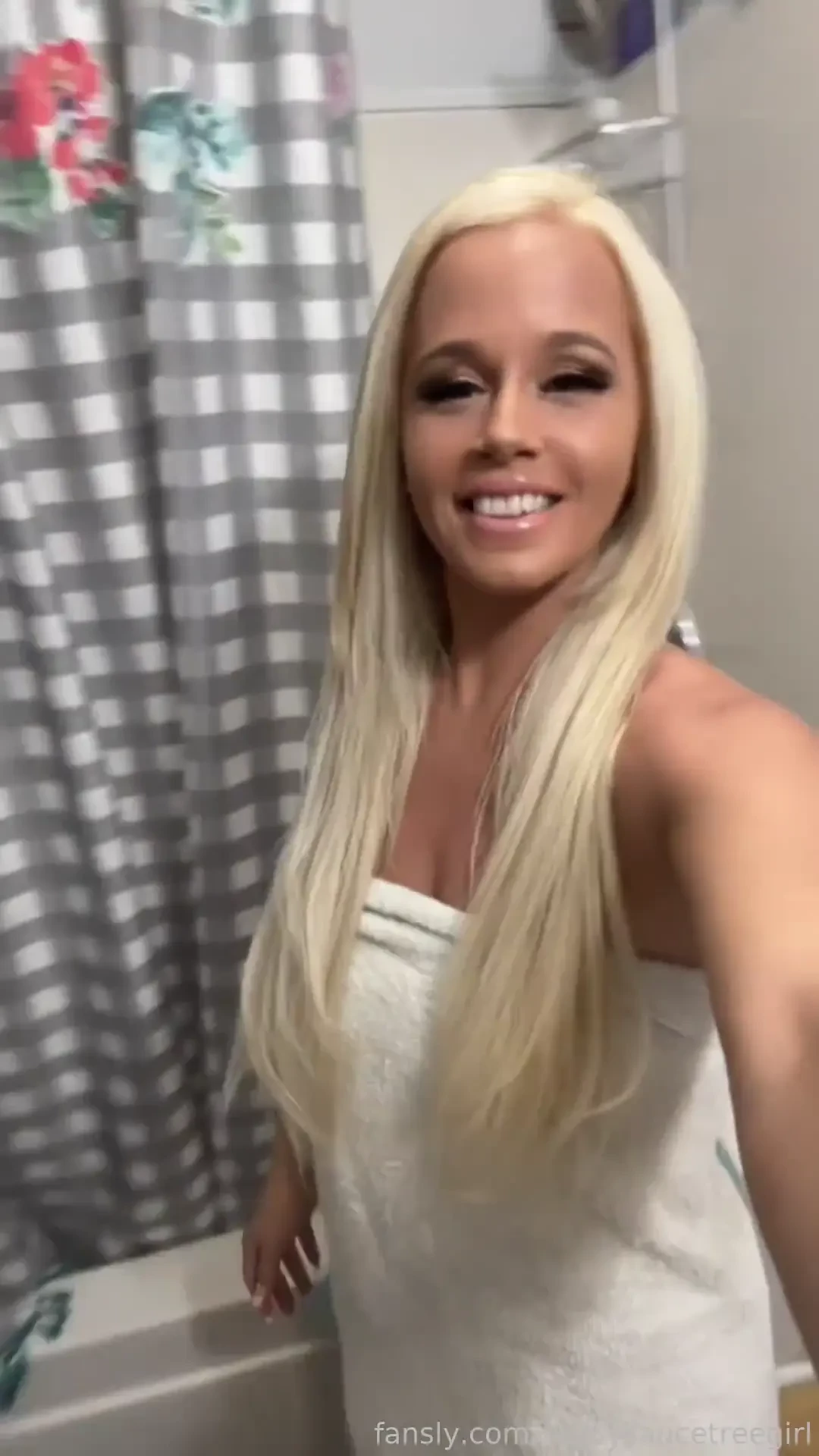 Happy new years eve y all do you like the outfit i picked blonde 