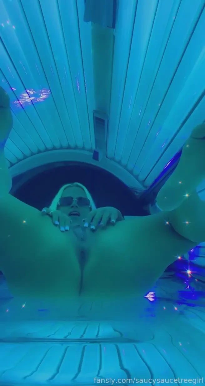Candid hotmom tanning bed snaps playing with my clit and warming up 