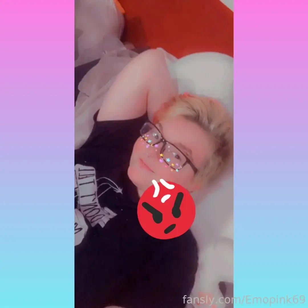 Horny snapchat girlfriend youre out at a friends playing lol my pussy 