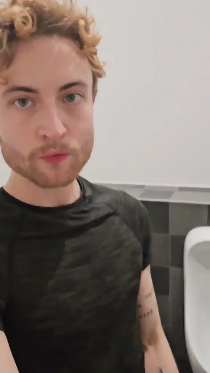 Jerking off at the gym toilets i usually feel horny from working out 