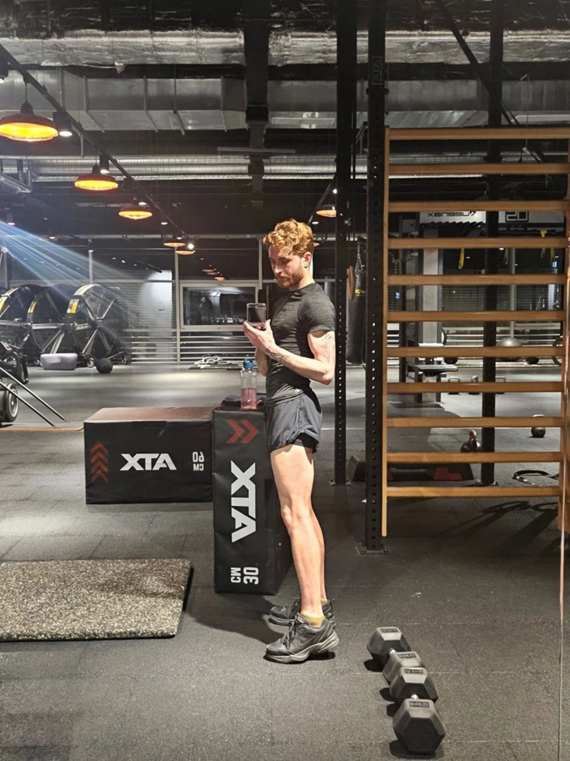 No-one at this gym knows i m looking at my fansly rn it s my latest 