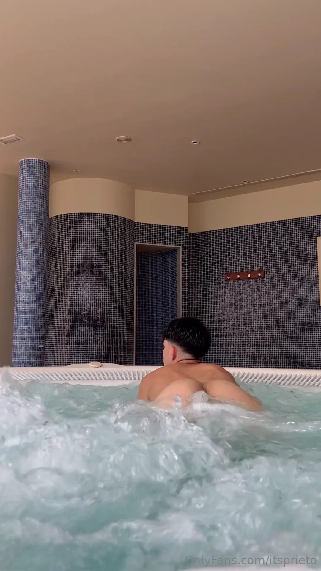 Jugando en el jacuzzi 