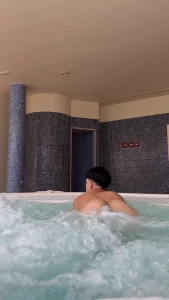 Jugando en el jacuzzi