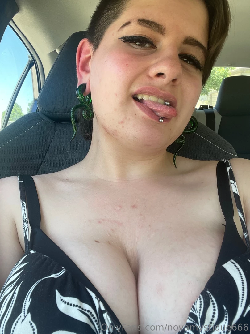 Oops my titty fell out having a fun day out in the car before i run 
