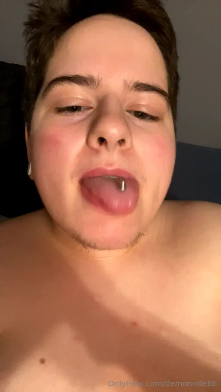Look what my sexy tongue can do 