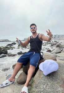 Estaba en la playa disfrutando con mi familia y me fui caminando solo part 1