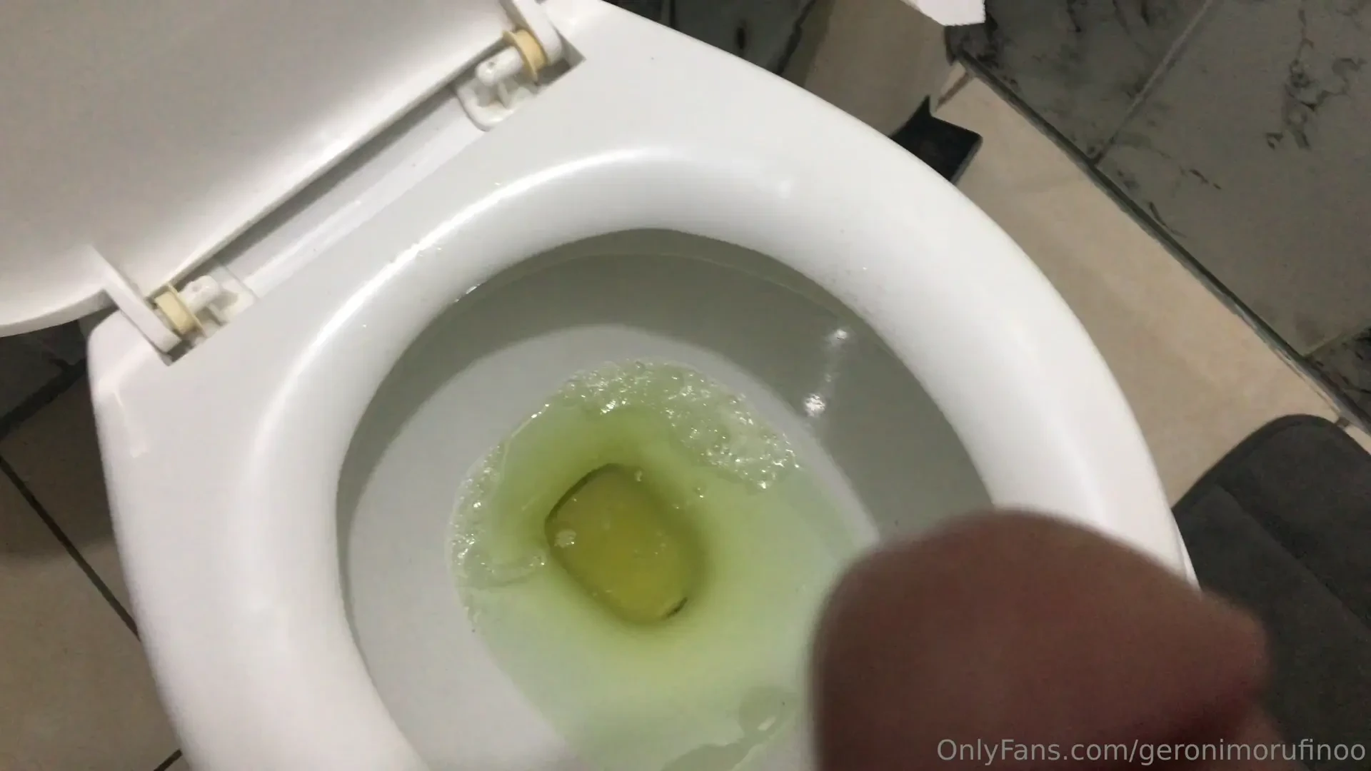 Me ayudas a sacudirlo o lo limpias con tu lengua 