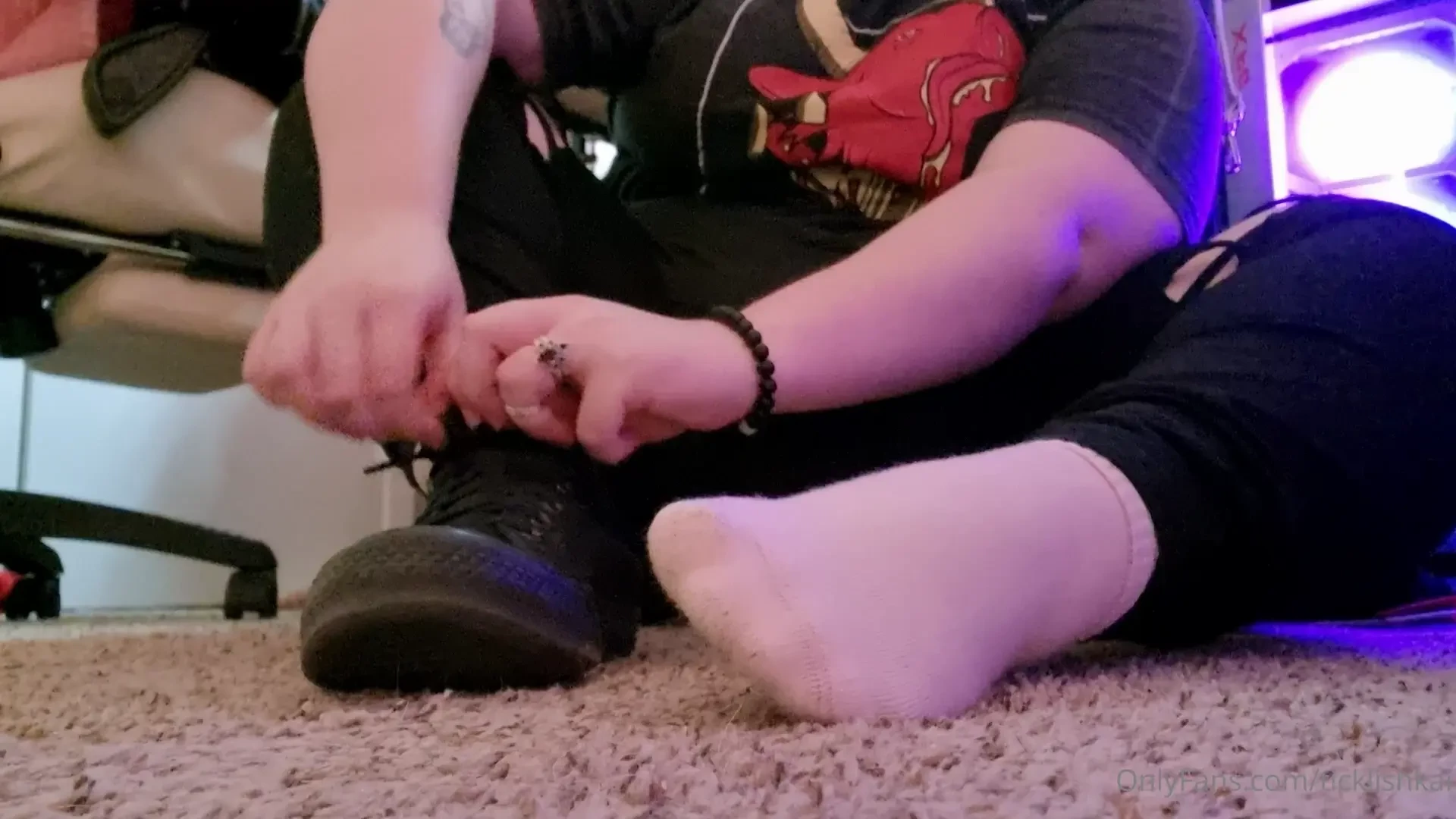 Post workout unsocking my feet are always so much more ticklish fresh 