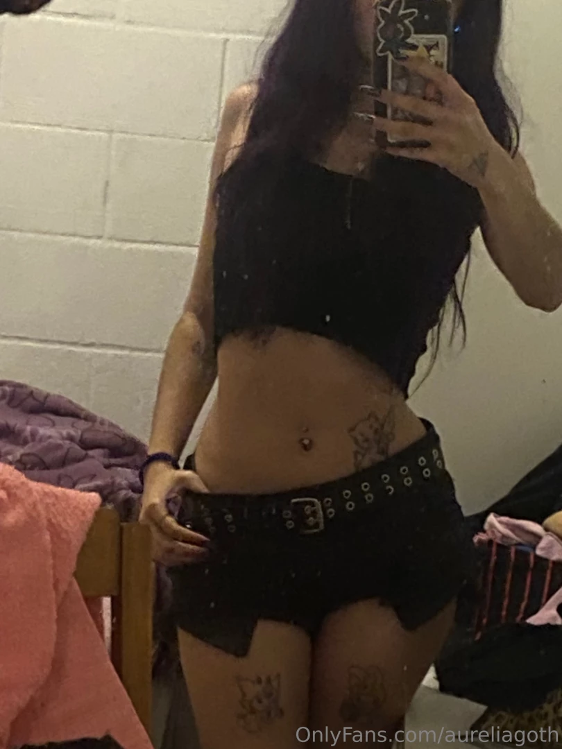 Just a simple outfit and a whole lot of curves effortless but does it 