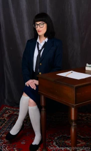 School work is boring it s much more fun to kick my feet up on my desk