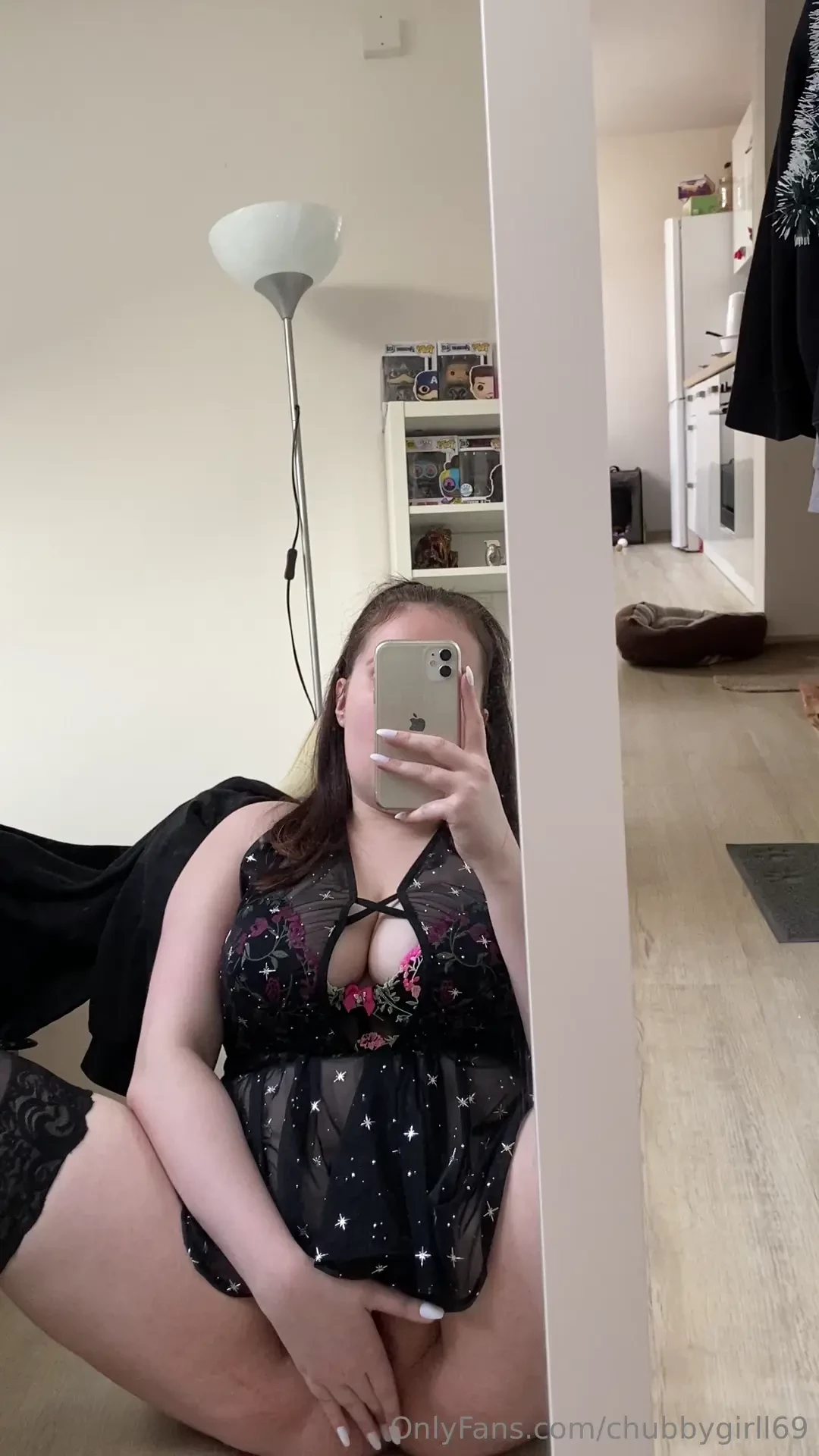 Tak dneska je t video kde si hraju s kundi kou rukou 