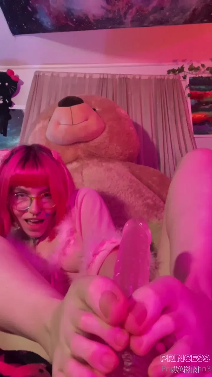 Gonna wrap my pretty toes around it and pinch it till it bruises 