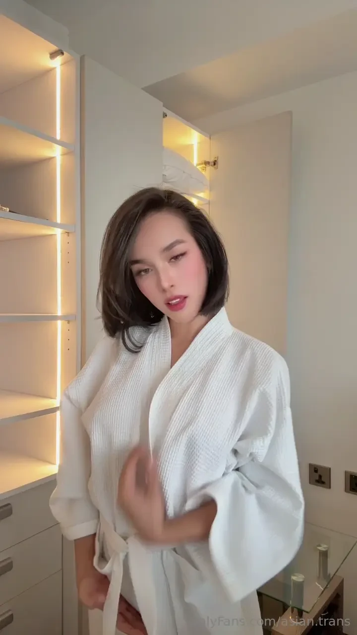 Changing room confessions i shouldn t be filming in here but i needed 