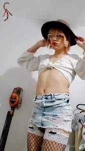 Ah here we go just a country boy doing his thing this vid has feet