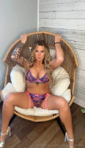 Sexting queen has a built in water fall make her squirt everywhere and part 1