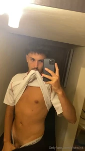 Bateu tes o a meio do jantar de fam lia ent o fui para a casa de banho