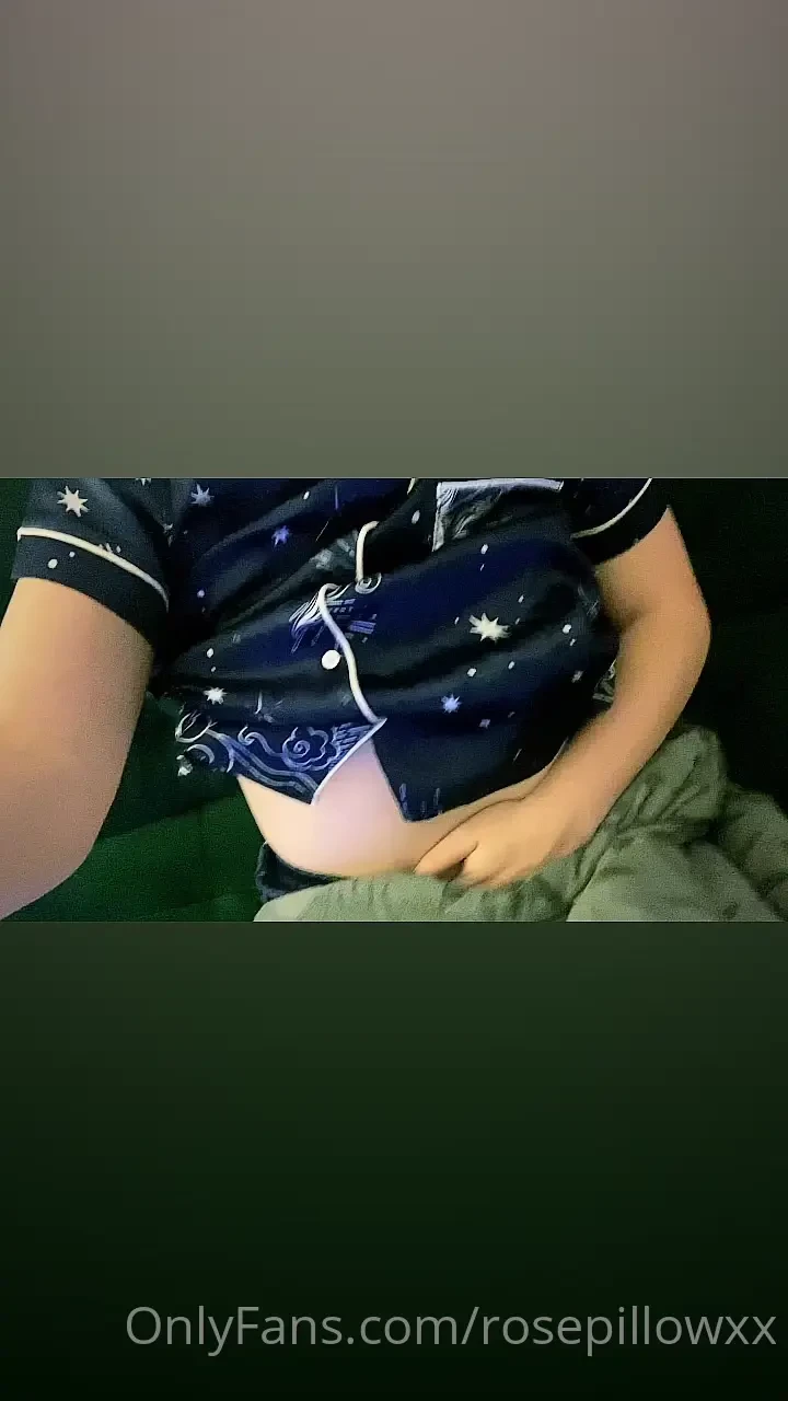 Come and watch christmas movies with me we can snuggle 