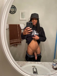 I love a good mirror pic lmk what kinda pics or videos you would like