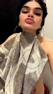 Aqu va ando sola y com mi soledad hahaha