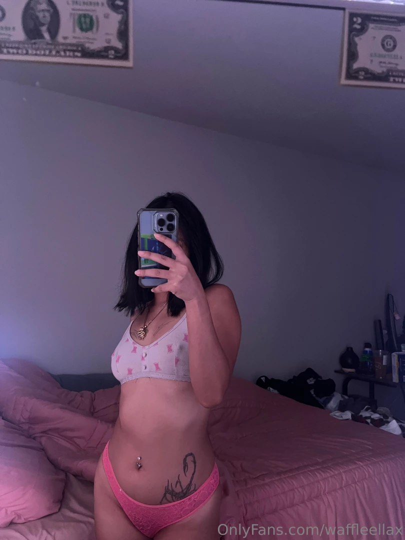 Someone cuddle with me pleaseee 