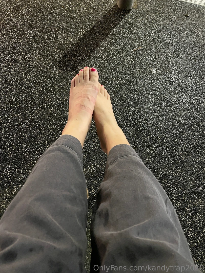 My fat ass sit on my feet it can t breathe 