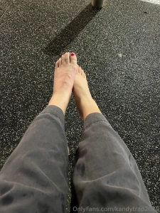 My fat ass sit on my feet it can t breathe