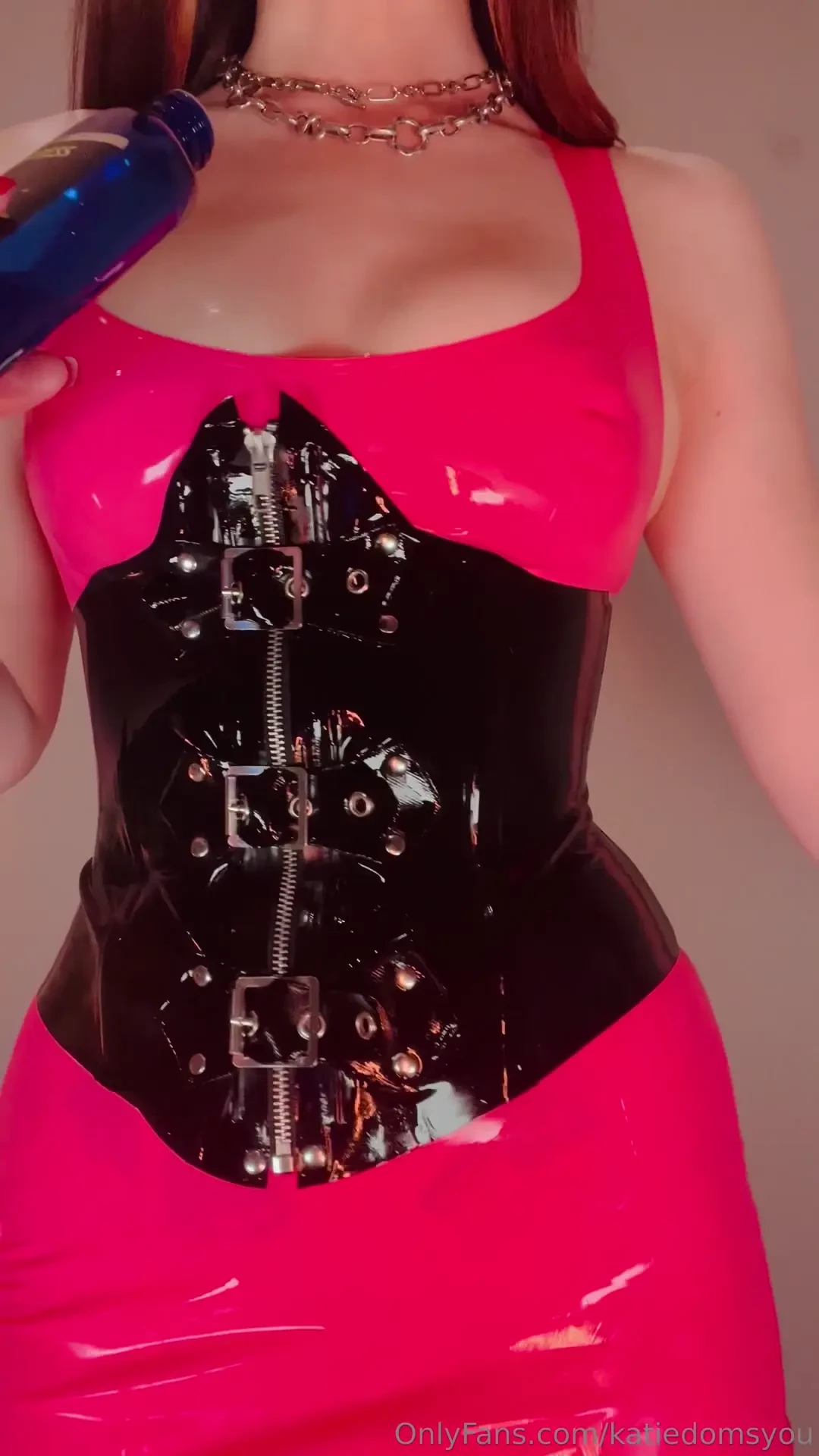 I need a slave to come a shine my sexy latex 