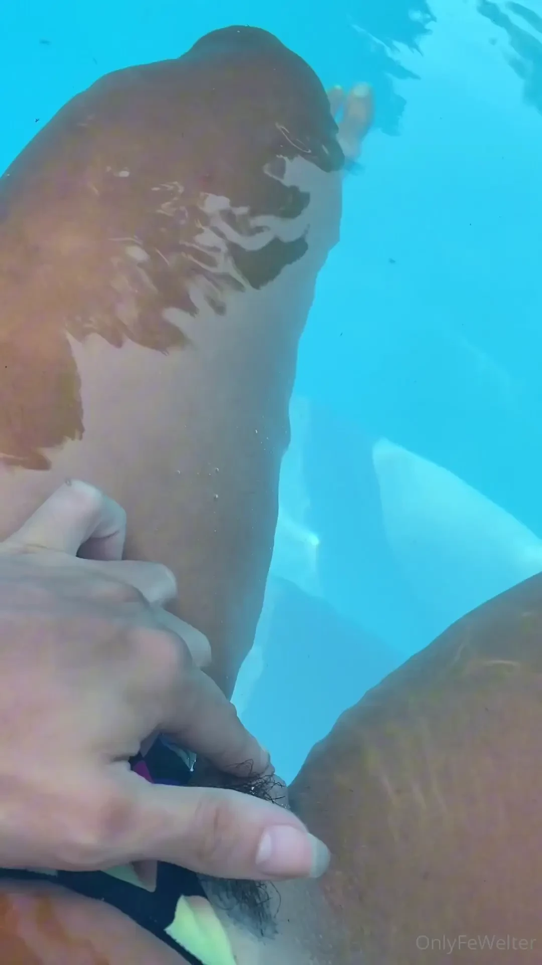 Fiquei excitadinha na piscina 