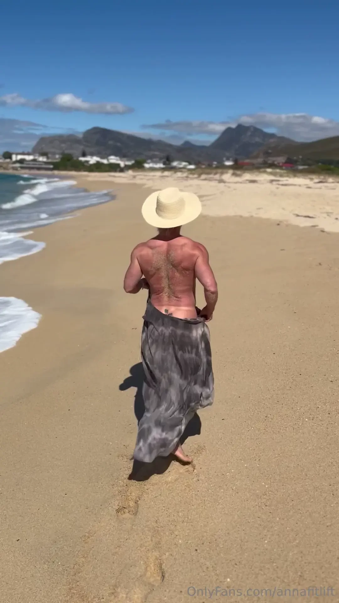 Being naked outside is such a great feeling 