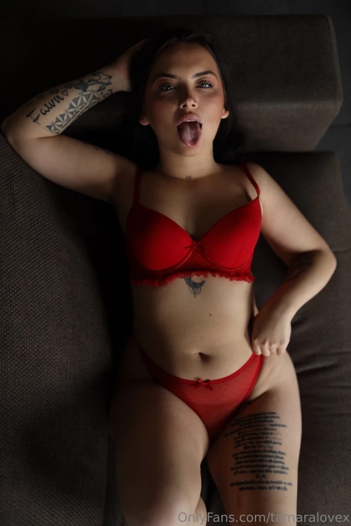 Me sigues mirando o necesitas sentarte conmigo 