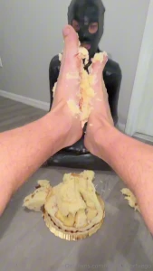 Feeding my sub with my alpha feet suck the toes and get all that cake