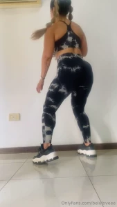 Te gusta como bailo twerk y muevo mi enorme trasero si quieres ver mi