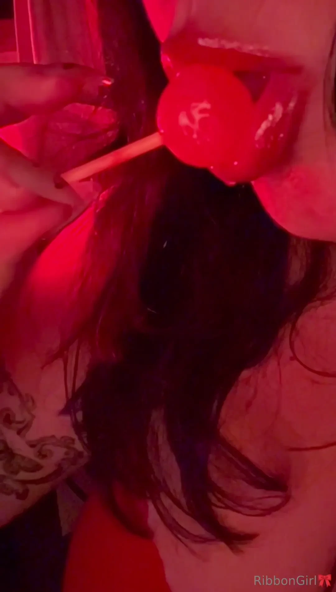 Where are all the man who have fetish with lips tongue and drool 