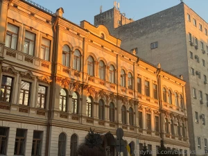 What a crisp linear and even transition of sunlight to shade