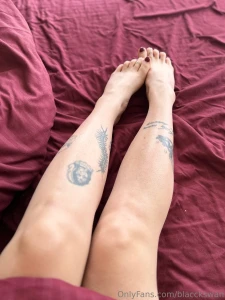 The morning starts with a burgundy mood and the tenderness of simple