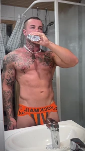 Would you like to oil my hard muscle body or you wanna see when i oil