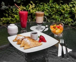 Who s going to pay for mommy s breakfast whoever does will have my